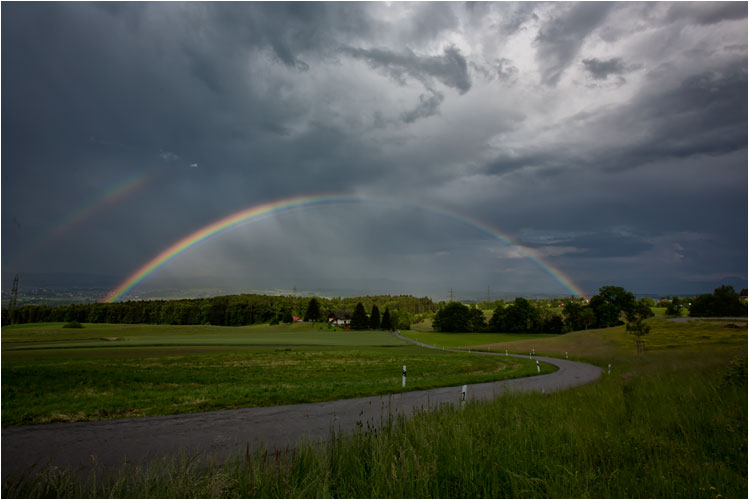 Kurzer Regenschauer mit Regenbogen über Uster