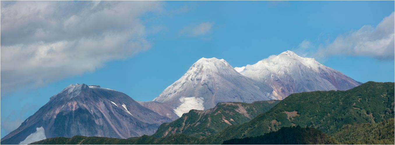 Ganz rechts ist der Zhupanovsky Vulkan, 2923 MüM, Aussichtspunkt: Nalycevonaturpark