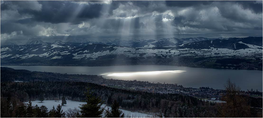 Feb. Dramatische Stimmung über dem Zürichsee