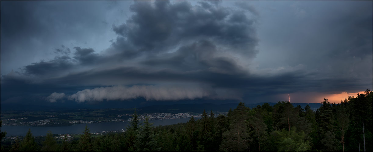 Eine Gewitterfront kommt auf dem Zürisee.