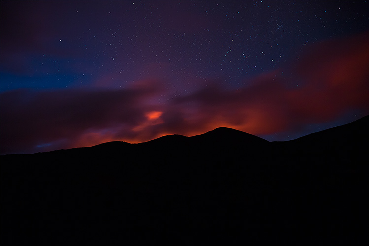 Die rote Farbe stammt vom aktiven Vulkankrater. Sicht aus dem Basecamp