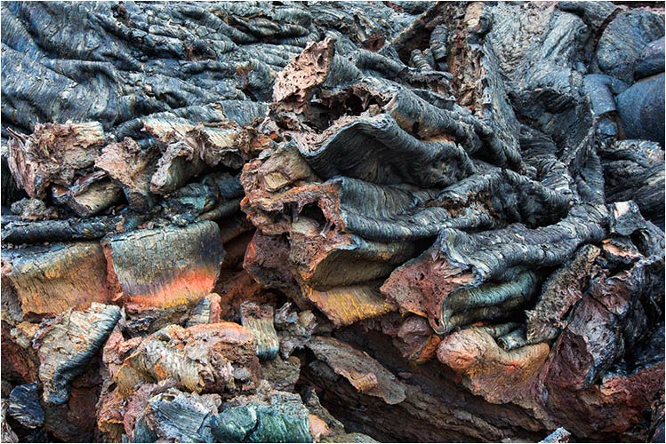 Abgekühlte Lava in voller Farbenpracht