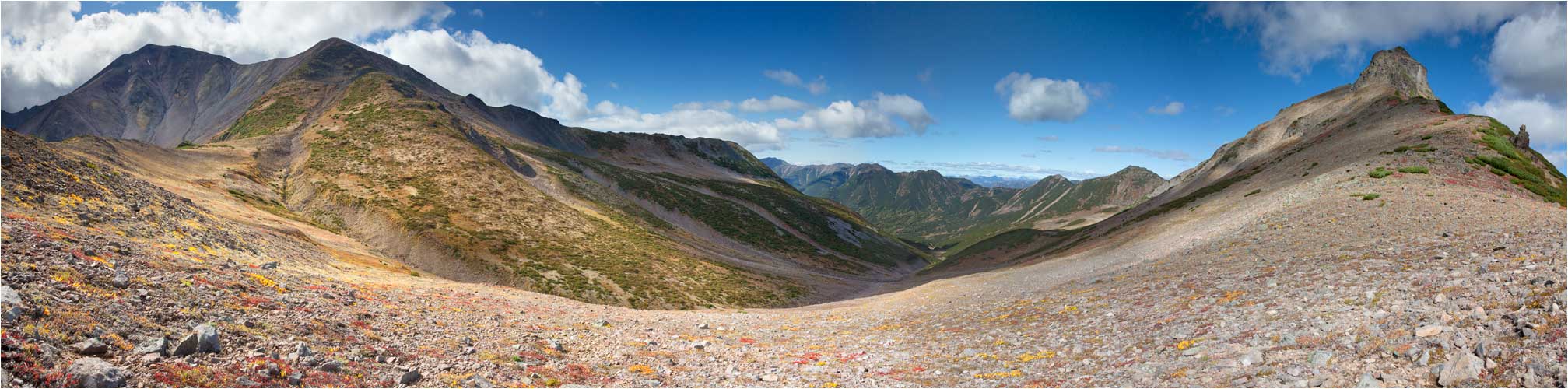 Nun geht es wieder Tal abwärts. Bild aus Passhöhe