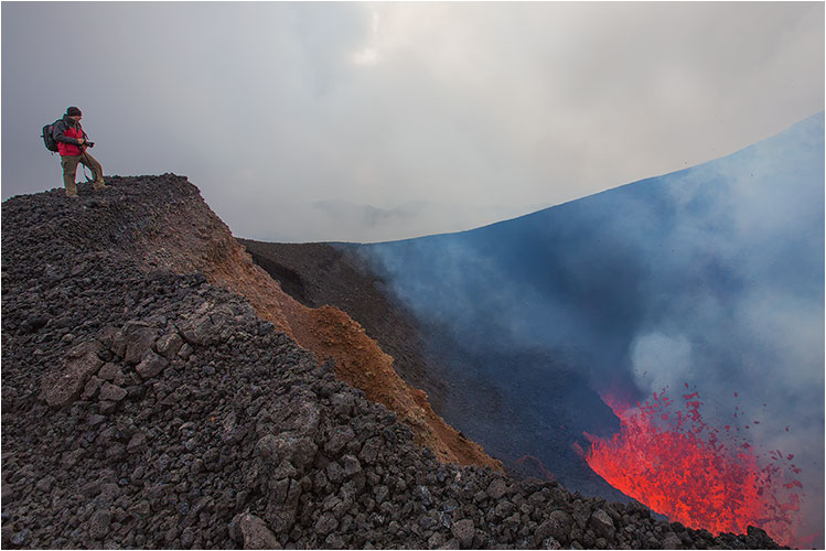 Am Kraterrand des Tolbatschik-Vulkans, ausgebrochen Ende Nov. 2012