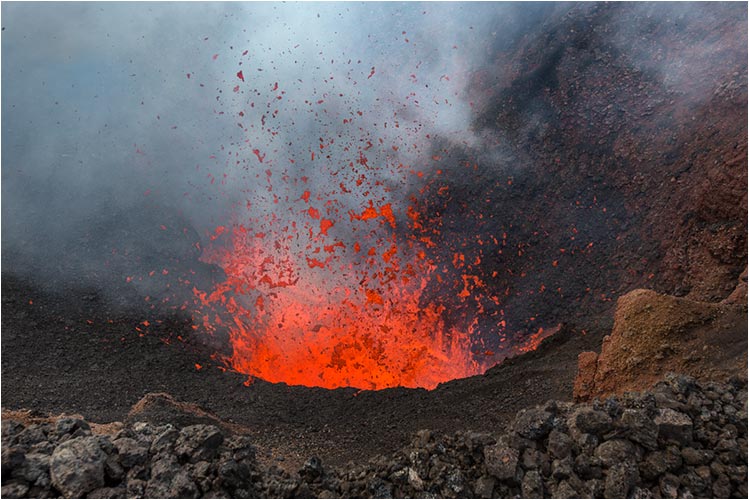 Tolbatschik-Krater in aktion