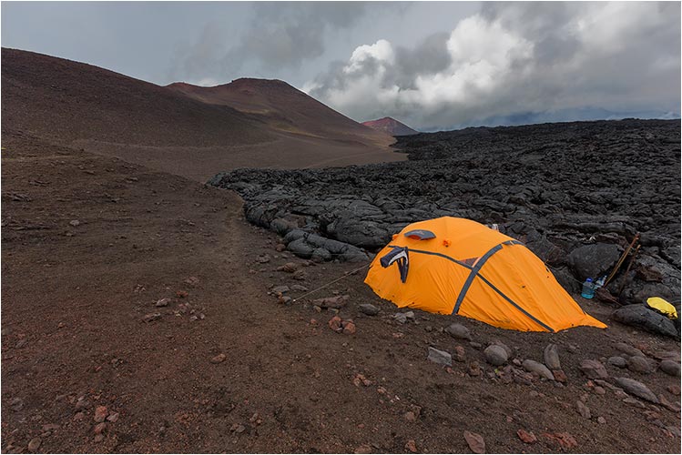 SEPT.  Forscherzelt am Rand des frisch geflossenen Lavafeldes (Tolbatschik)
