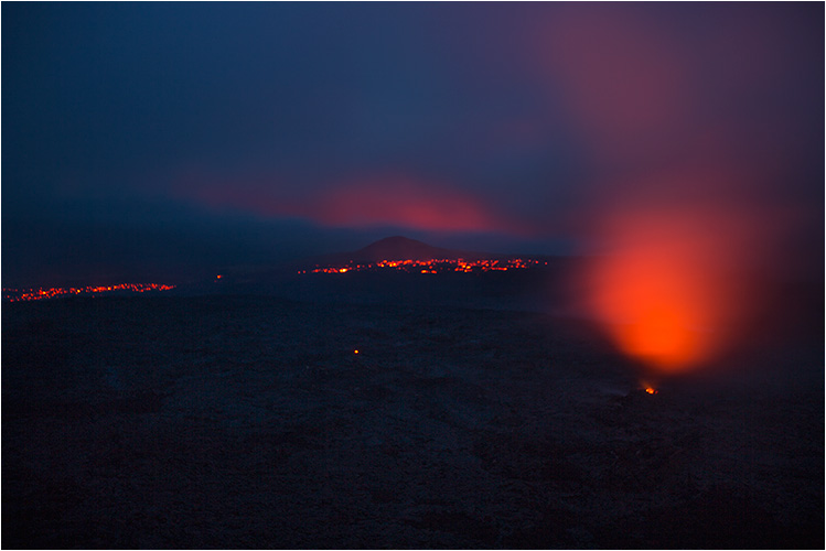 Nachts ist deutlich sichtbar, dass das Lavafeld noch nicht ganz erloschen ist