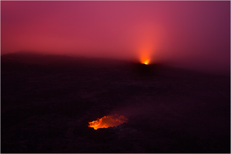 Im Vordergrund ein Nebenkrater, im Hintergrund der Hauptkrater
