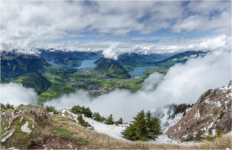 Mai. Blick vom Grossen Mythen aus Richtung Schwyz und Brunnen