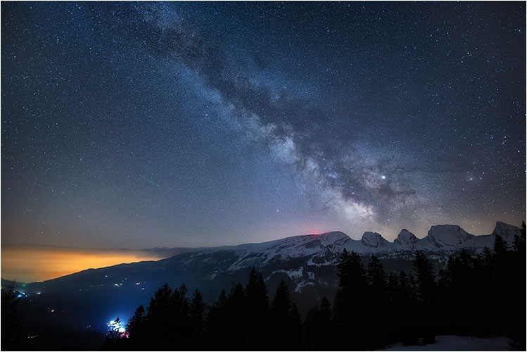 Mai. Die Milchstraße mit dem galaktischen Zentrum über die Churfirsten
