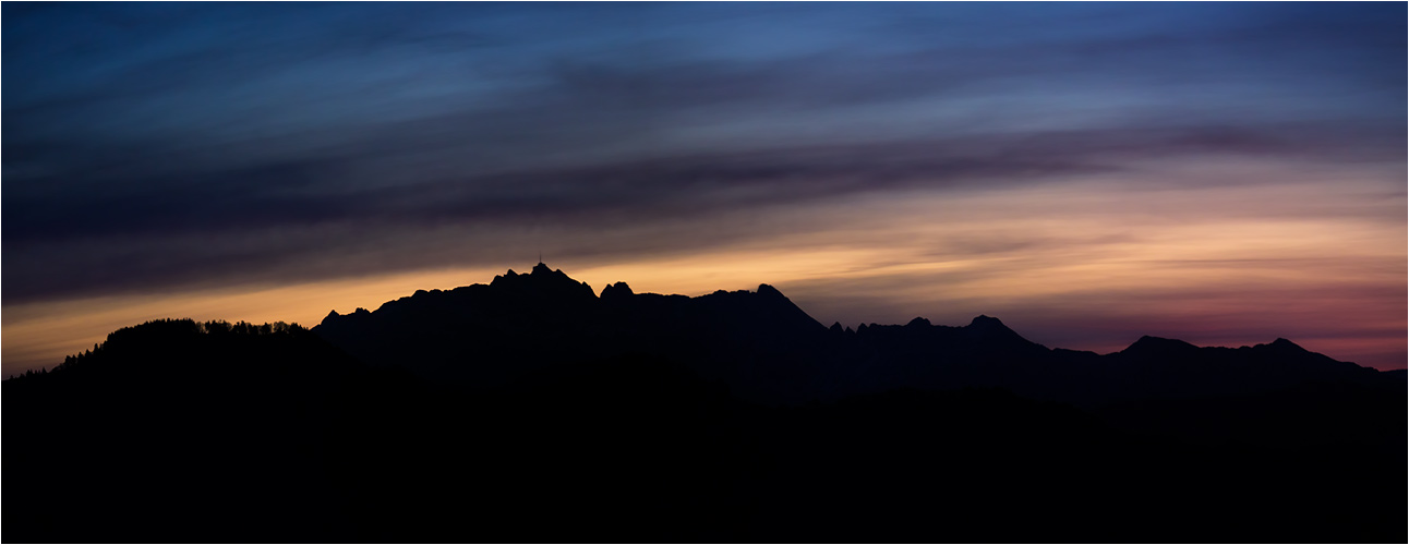 Mystische Morgenstimmung. Am Horizont ist der Säntis zu sehen