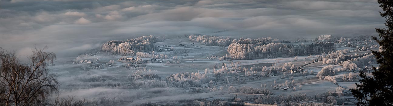 Winterlandschaft im Zürioberland. Mitte-Rechts der Egelsee. Blick aus dem Bachtel-Turm