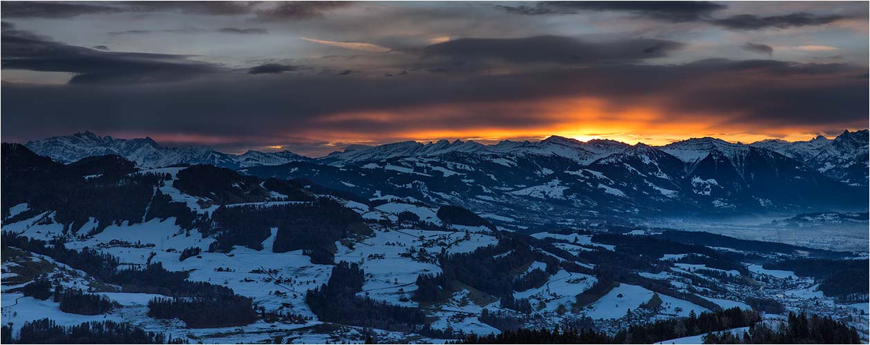 Sonnenaufgang rechts vom Speer.