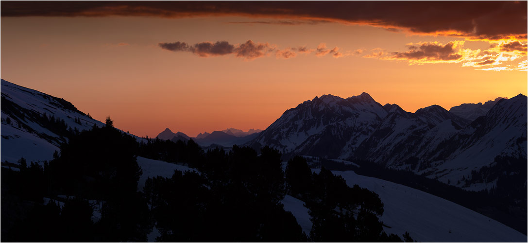 ...Aussichtspunkt ist das Niederhorn, 1963 m.ü.M...