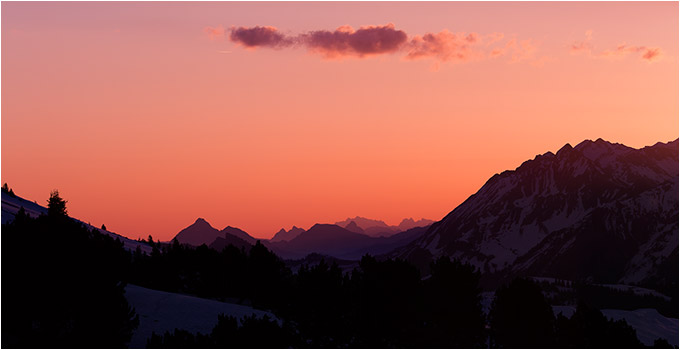 ...erwartet uns eine traumhafte Bergkulisse...