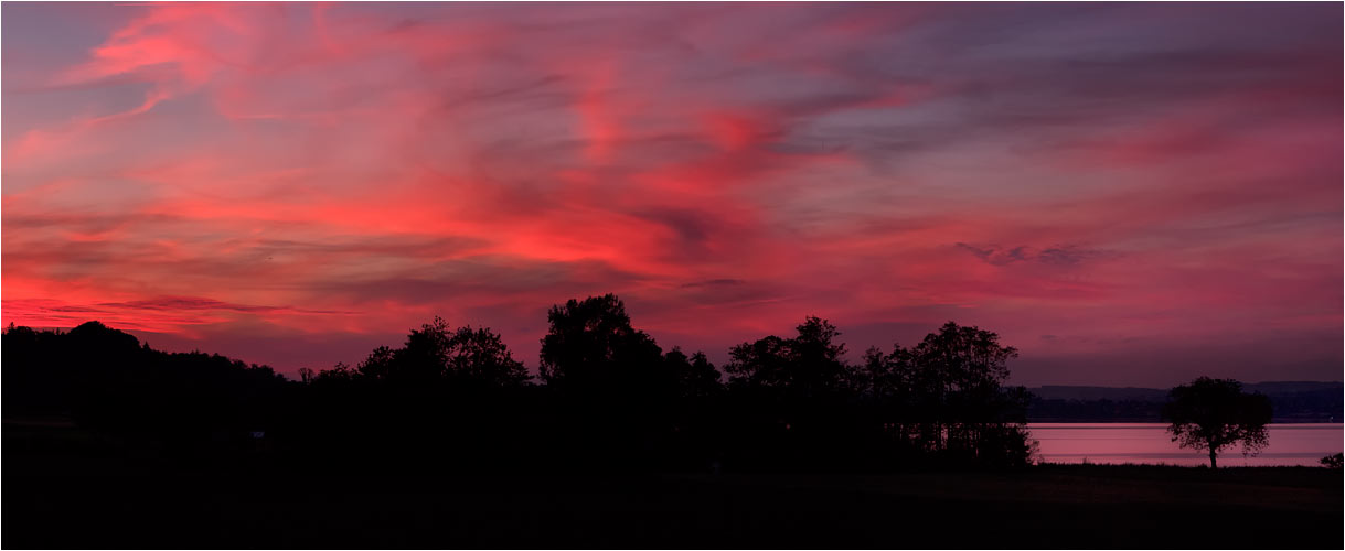 Juli, Feuerhimmel am Greifensee. Aufnahmestandort: Maur, bei der Seebadi.