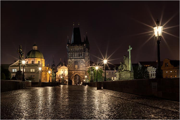 Juni. Prag, Karlsbrücke im Regen