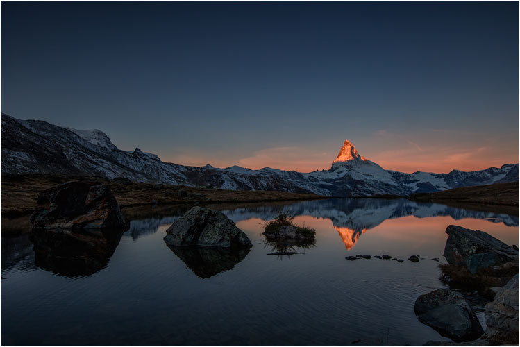 Die erste Sonnenstrahlen streifen das Matterhorn.