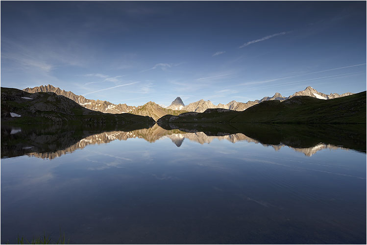 August. Perfekte Seespiegelung am Lacs de Fenêtre