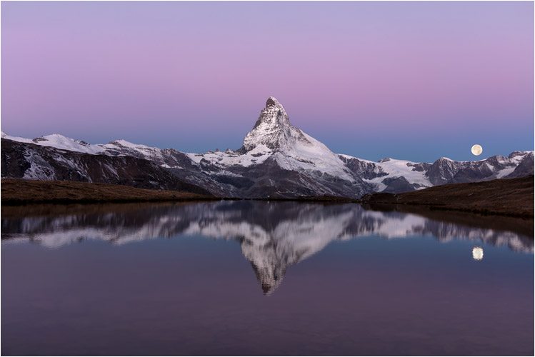 Nach der spektakuläre Mondfinsternis, ein grandioser Monduntergang mit ganz spezielle Pastellfarben.