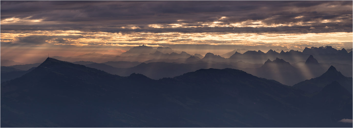 Bergen der Ost- und Innenschweiz in eine mystische Morgenstimmung. Blick aus dem Pilatus