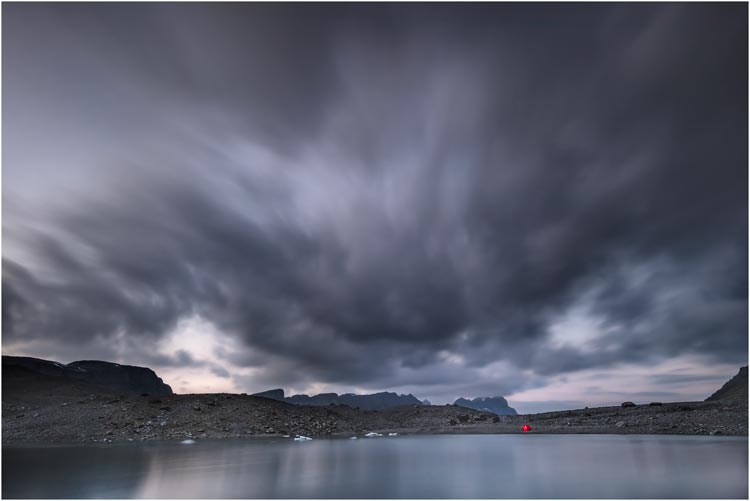 Dramatischer Wolkenformationen am Bergsee. Der roter Punkt ist mein Zelt