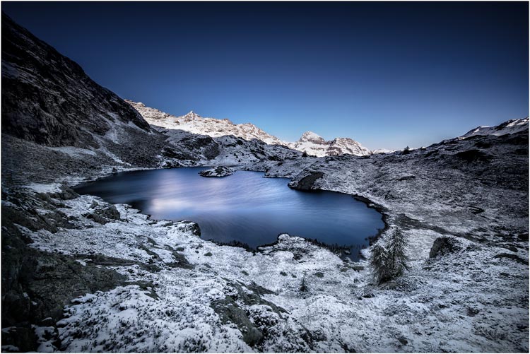 Bergsee in der kalte Morgenstunden. Albularegion