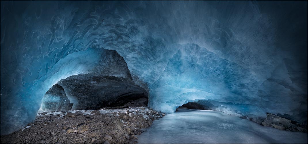 Die Roseg Eishöhle hat einen wunderschönen gefrorenen Fluss