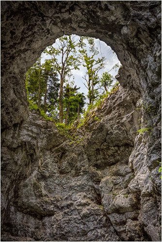 Die Deckenlöcher sorgen für Licht in der Grotte