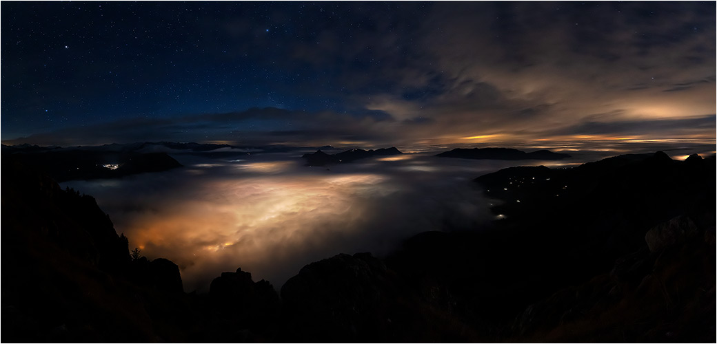 Dezember. Hochnebel in der Nacht. Blick aus dem Gr. Mythen.