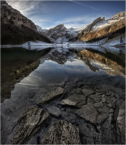 Klare Spiegelung im Seealpsee, Alpstein