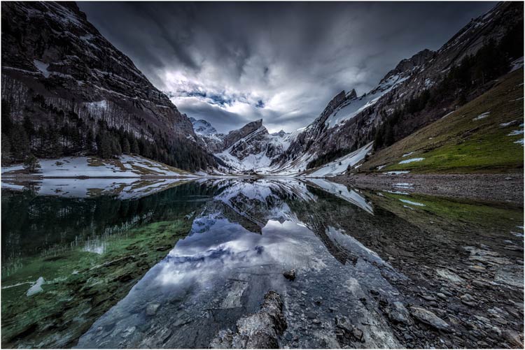 Februar.  Spiegelung im Seealpsee - Alpstein