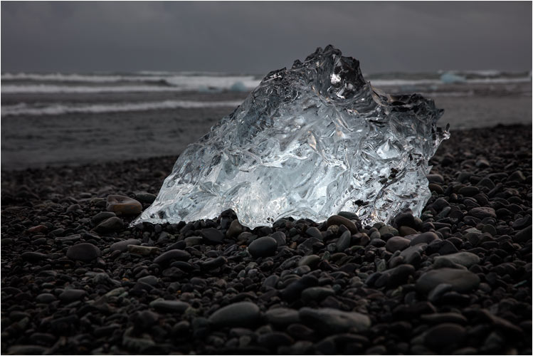 Eisdiamant auf schwarzem Steinbett