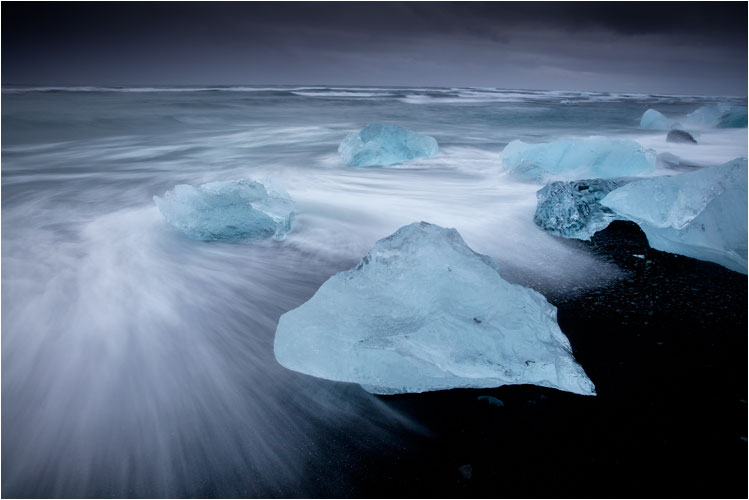 Eisskulptur auf schwarzem Sandbett