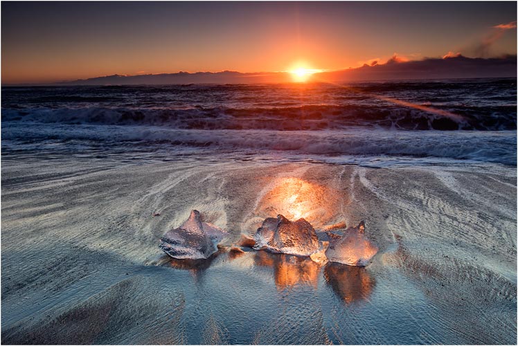 Dezember. Die ersten Sonnenstrahlen streifen die Eisblöcke an der Süd-Küste von Island.