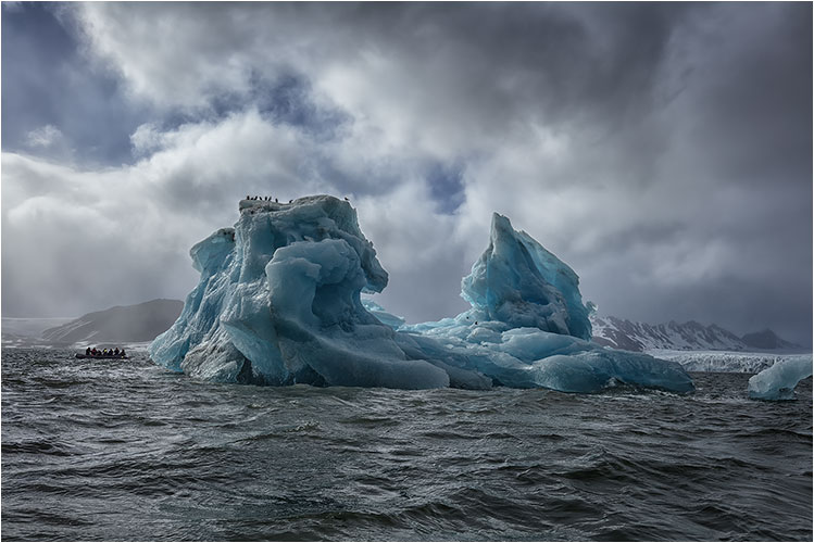 Das Schlauchboot wirkt winzig neben den Eisberg!