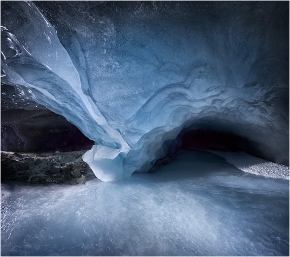 April.  Eisskulptur in einer Eishöhle im Val Roseg