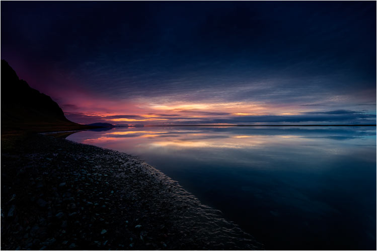 Perfekte Meeresspiegelung bei Höfn