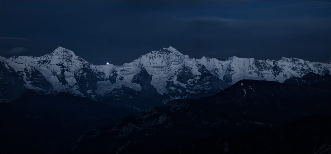 Mönch und Jungfrau leuchten im Mondschein. Da zwischen der 