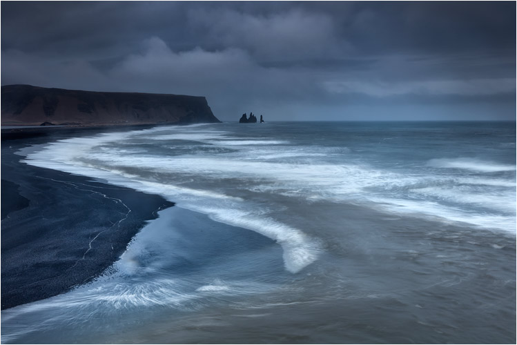 Ostküste bei Vik mit den  Reynisdrangar - Felsen am Horizont