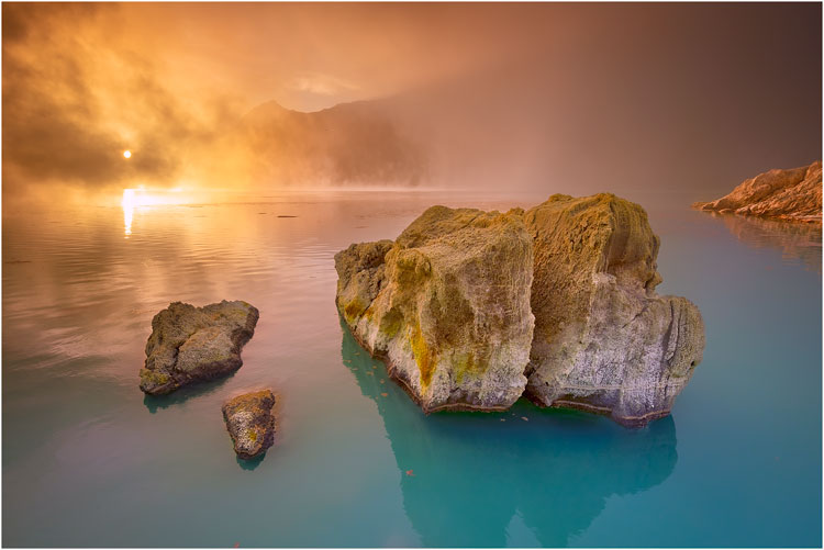 Eine surreale Lichtstimmung im Iljen Krater, mit dem blauen Säure See. Reinfallen verboten!!!