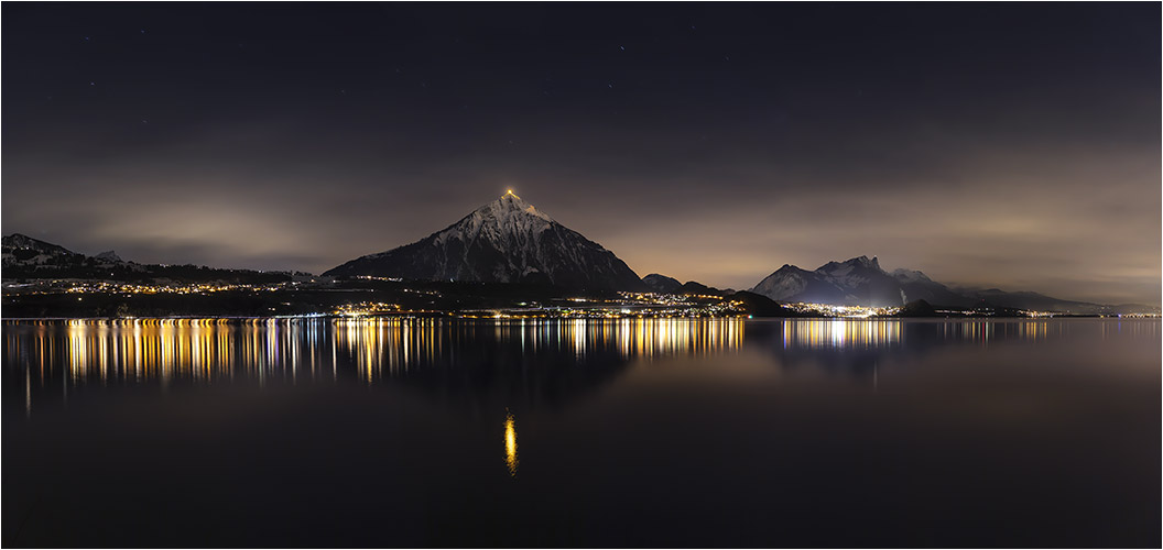 Februar. Der Niesen in der Nacht - Thunersee