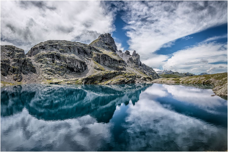 Das Matterhorn spiegelt sich im Riffelsee in der Frühe.