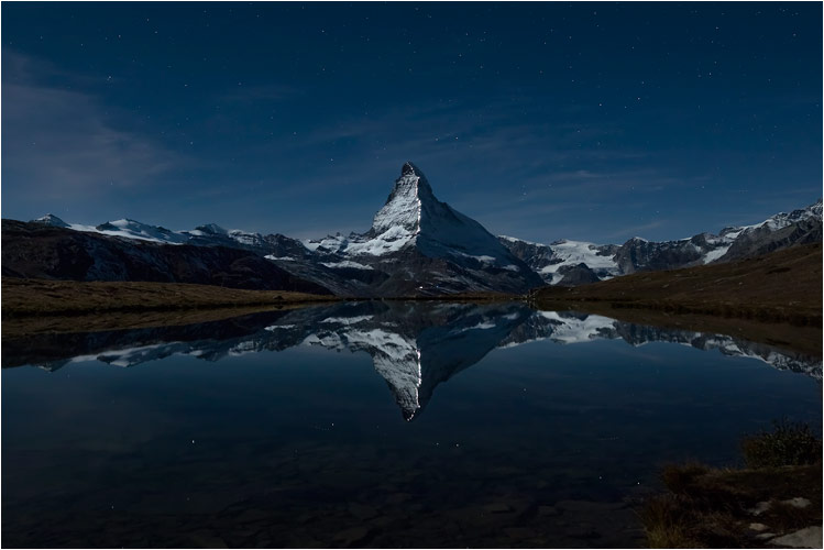 Nachtbeleuchtung der Erstbesteigungsroute am Matterhorn.