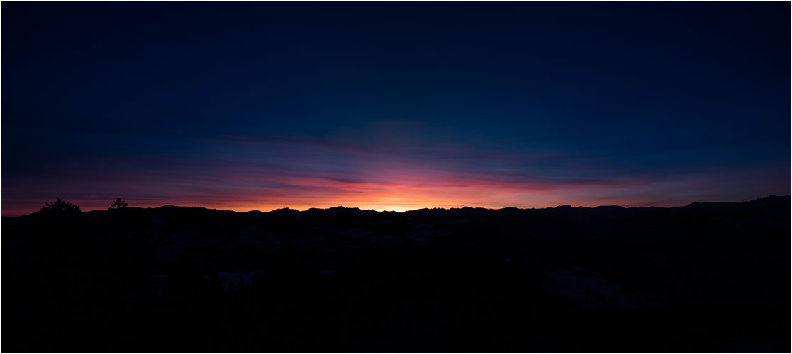 Der Säntis ist links vom Sonnenaufgang
