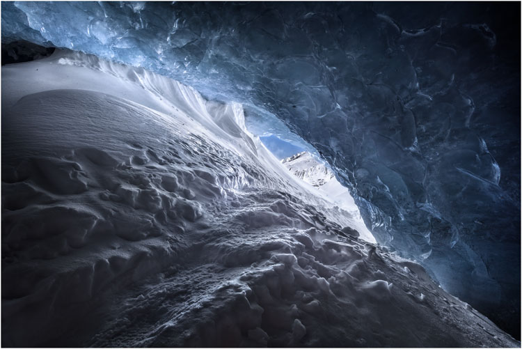 Den kleinen Eingang lässt nichts vermuten was für eine wunderschöne Eishöhle sich dahinter versteckt.