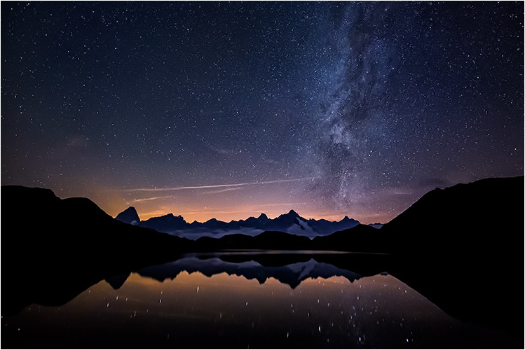 Lac des fenêtres sous les étoiles