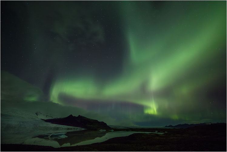 Polarlicht über Gletschersee