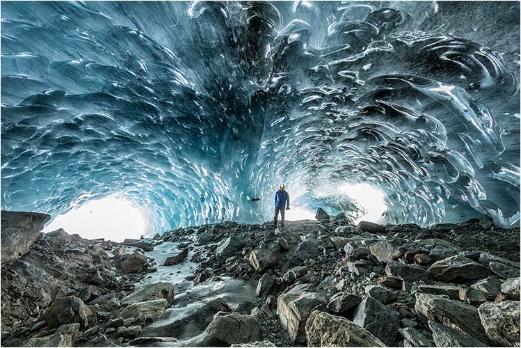 April, Eishöhle im Roseg-Gletscher