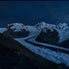 Links das Monte-Rosa Massiv, rechts das Klein-Matterhorn, in der blaue Stunde